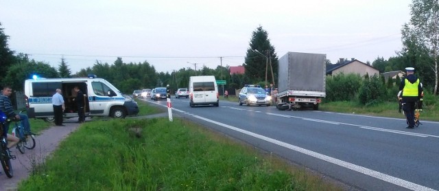 Wypadek motocyklisty na krajowej "dwunastce" w Kowalance w gminie Wolanów. Na miejscu pracowała policja, a strażacy m.in. kierowali ruchem.