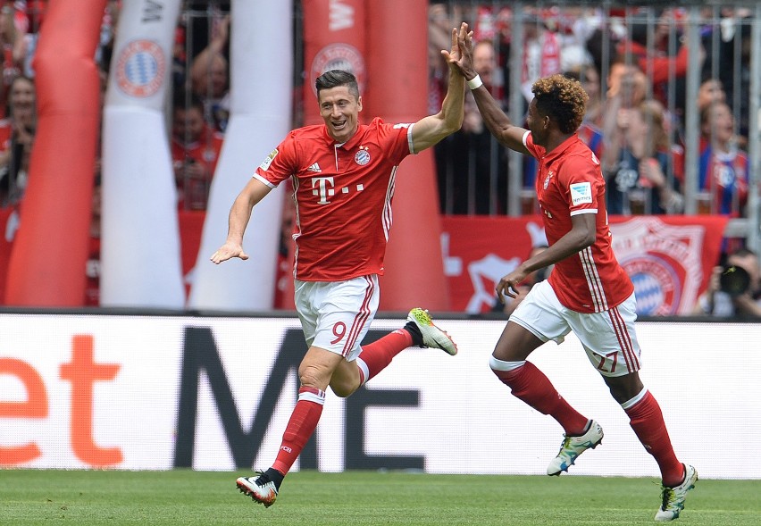 Robert Lewandowski cieszy się z 30. gola w Bundeslidze
