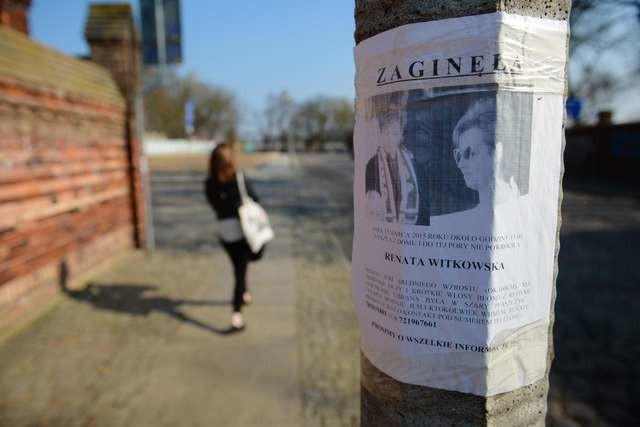 Zdjęcia zaginionej kobiety pojawiły się również na słupach w Toruniu, bo rodzina otrzymała informację, że ktoś widział Renatę Witkowską na moście drogowym 