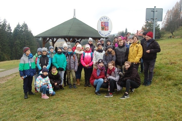 Uczniowie ze Starachowic  na wycieczce w Beskidzie Małym.