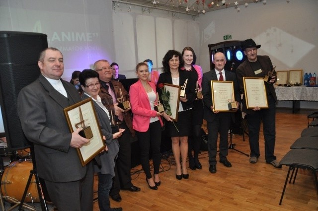 Nagrodzeni ze statuetkami (od lewej): ks Krzysztof Mróz, Danuta Cimoszczyk, Tadeusz Diaków, Oliwia Gawlica, Beata Urbanek, Joanna Duda-Kot (dyrygentka Cantilene), Krystian Czech i Mirosław Małecki (na zdjęciu brakuje Jarosława Janickiego).