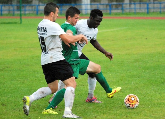 Mariusz Adamczyk (z lewej) i Ifeanyi Nwachukwu (z prawej) w spotkaniu w Morawicy starali się pomóc zespołowi w odniesieniu zwycięstwa z Moravią.