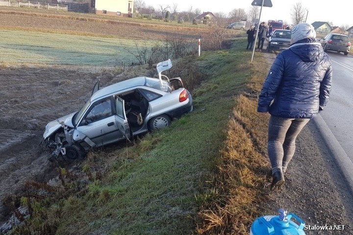 W gminie Zaklików samochód zderzył się z traktorem ciągnącym beczkę na szambo (ZDJĘCIA)