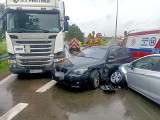 Wypadek na zjeździe z autostrady A4 pod Wrocławiem. Zderzyły się dwie osobówki i ciężarówka (ZDJĘCIA)
