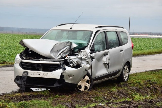 O wielkim szczęściu może mówić 39-letni kierowca samochodu marki Dacia Lodgy, który na przejeździe kolejowym w Inowrocławiu zderzył się z pociągiem towarowym. Zarówno jemu, jak i podróżującym z nim dzieciom nic się nie stało. Do zdarzenia doszło dziś rano, krótko po godzinie 7 na przejeździe niestrzeżonym. Kierowca został ukarany mandatem.  Izabella Drobniecka z inowrocławskiej policji za naszym pośrednictwem apeluje do kierowców o ostrożność. - Warunki na drogach o tej porze roku są bardzo trudne - przypomina.Dlaczego warto nosić odblaski? Mówi Sławek Piotrowski.