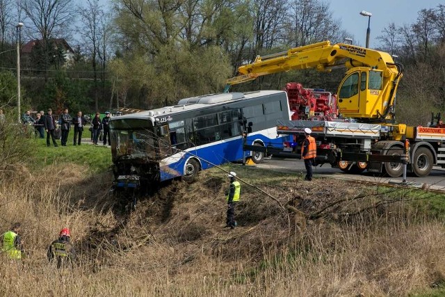 Z rowu przy ul. Petöfiego autobus wyciągnięto dopiero ok. godz. 11.30