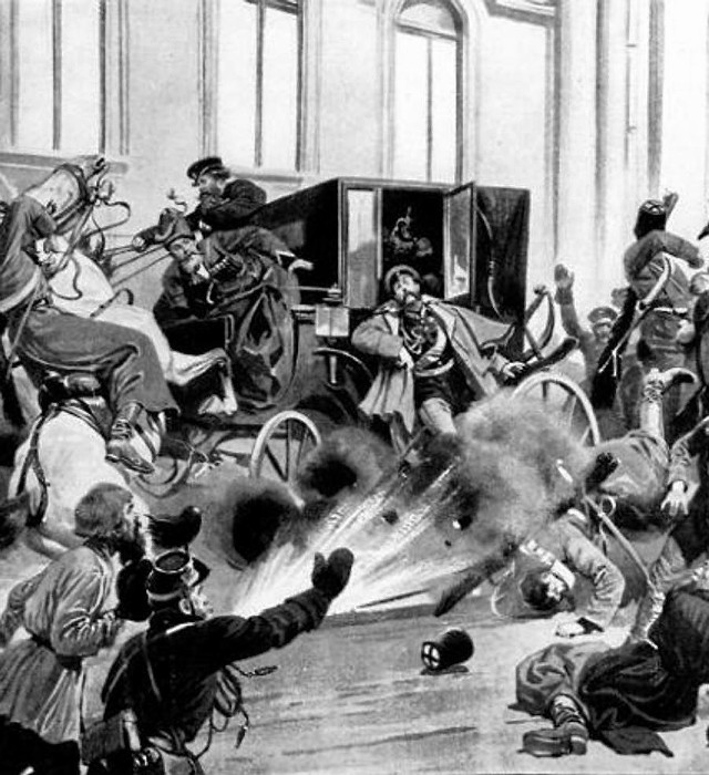 Pierwsza bomba rzucona na cara 13 marca 1881 roku tylko  uszkodziła carską karetę