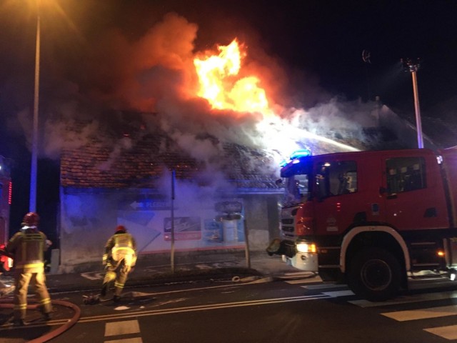 Do groźnego pożaru doszło w niedzielę w Pleszewie. W płomieniach stanął budynek przy ul. Poznańskiej.
