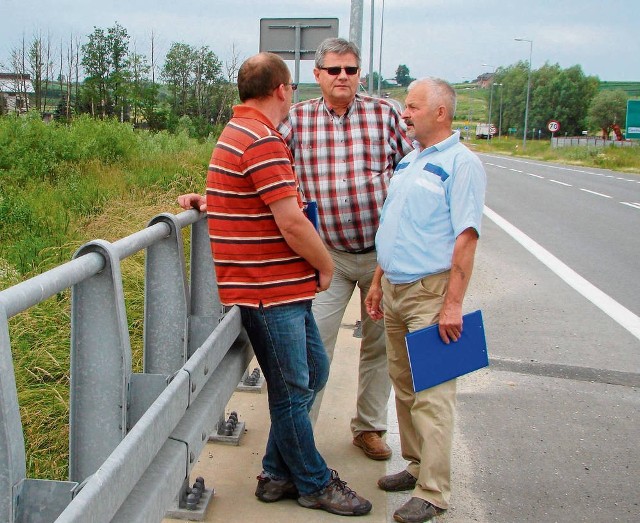 Mariusz Gołąb, Antoni Łach i Kazimierz Andrzejczyk spotkali się na moście nad Szreniawą w Proszowicach