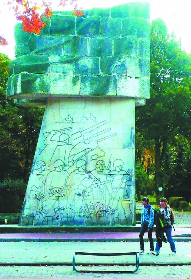 Pomnik stoi w Gołdapi 40 lat. Wkrótce zniknie, bo jego stan zagraża ludziom.
