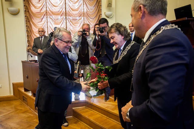 Nowy-stary prezes CWZS Zawisza Bydgoszcz Waldemar Keister przyjmuje gratulacje od przewodniczącego Rady Miasta Bydgoszczy Zbigniewa Sobocińskiego i prezydenta Rafała Bruskiego. Fot. Filip Kowalkowski 