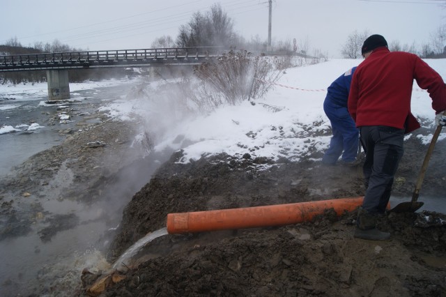 Pracownicy Geotermii Podhalańskiej specjalną rurą skierowali wyciek do Dunajca. Zmierzyli też temperaturę wody z wycieku