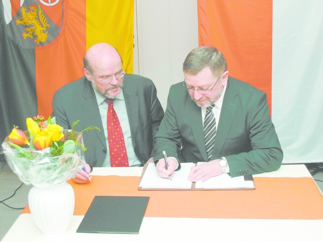 Podczas wizyty w Trewirze prof. Piotr Wieczorek (z prawej) z prof. dr Peterem Schwenkmezgerem, rektorem tamtejszego uniwersytetu,  podpisali list intencyjny na kolejne lata współpracy.