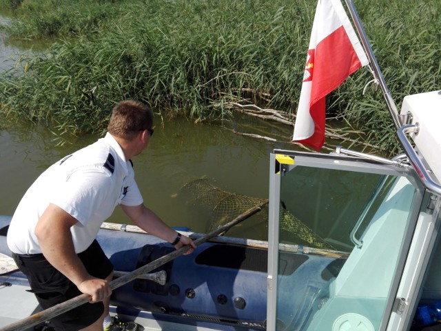 Policjanci znaleźli kłusownicze sieci w Jeziorze Turawskim.