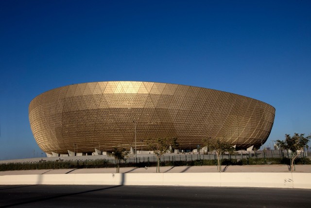 Lusail Iconic Stadium jest otoczony wodą, a do wnętrza prowadzi sześć mostów.