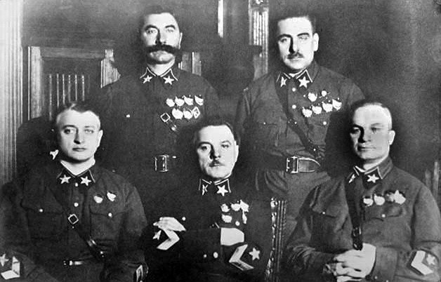 Pięciu marszałków w 1935 r. (od lewej): Tuchaczewski, Budionny, Woroszyłow, Blücher i Jegorow. Tylko Budionny i Woroszyłow dożyli początków II wojny światowej