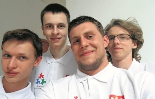 Oto polska ekipa na Międzynarodowej Olimpiadzie Informatycznej. Od lewej: Jarosław Kwiecień (Wrocław), Przemysław Jakub Kozłowski, Maciej Hołubowicz i Konrad Jan Paluszek (Warszawa).