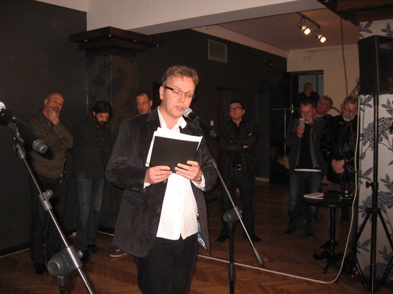 Jacek Wakar, przewodniczący jury, odczytuje werdykt