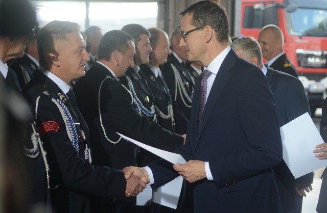 Premier Mateusz Morawiecki w Radomiu wręczył druhom z regionu radomskiego potwierdzenia przyznania dotacji z budżetu państwa.
