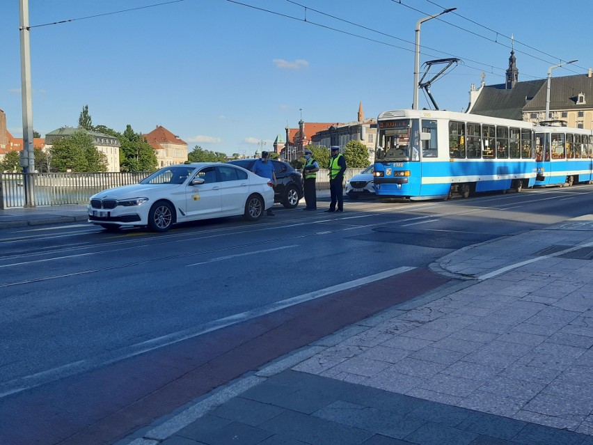 Eleganckie bmw się rozładowało i zablokowało most Uniwersytecki. Objazdy tramwajów w centrum