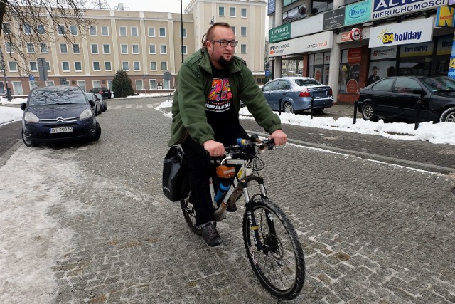 Mimo śniegu i mrozu Marcin Wróbel nie rezygnuje z roweru. Cieszą go planowane nowe kilometry ścieżek dla jednośladów. Natomiast wskazuje też na problemy. To np. nieodśnieżone trasy rowerowe.