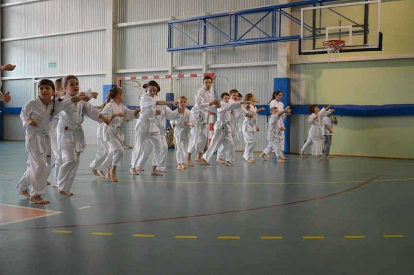 Zawodnicy NKSW Wulkan na VII Otwartych Mistrzostwach Zwolenia Oyama Karate w konkurencji Kata