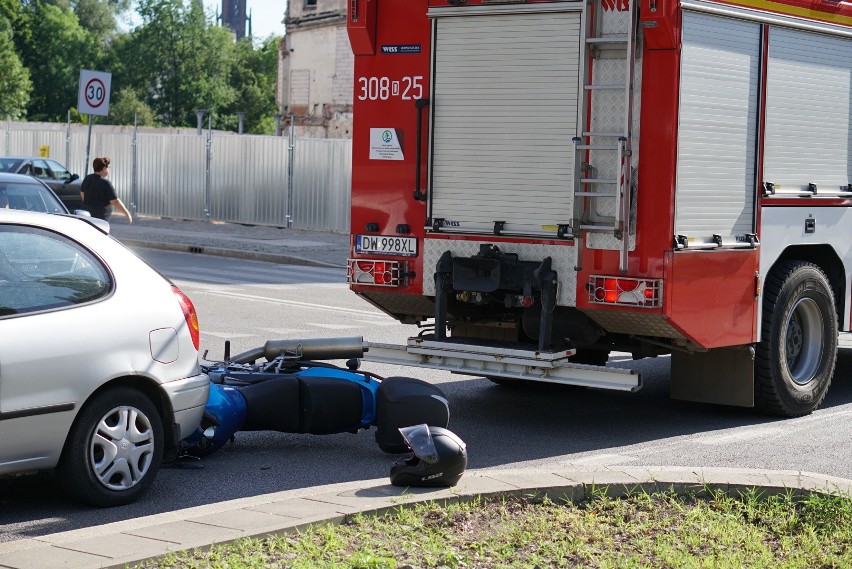 Wypadek na Sienkiewicza. Motocyklista wjechał w auto [ZDJĘCIA]