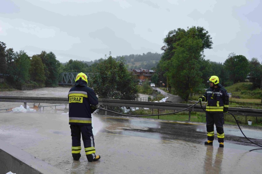 Podhale. Most w Białym Dunajcu ocalał. Policja wpuściła tam auta [ZDJĘCIA]