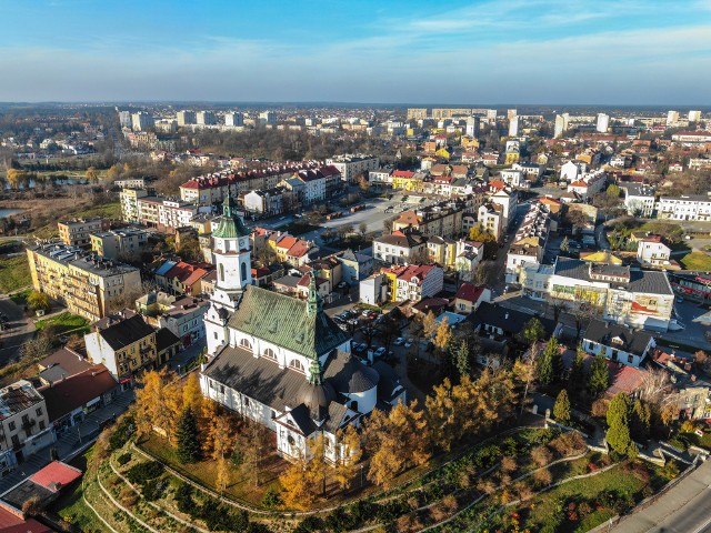 W Ostrowcu Świętokrzyskim zakończyła się wstępna ocena „Kart pomysłów” na rozwój miasta, które złożone zostały przez mieszkańców. Zgłoszono ich aż 105, do dalszej pracy wybrano kilkadziesiąt obejmujących sferę gospodarki, przedsiębiorczości, a także edukacji, mieszkalnictwa, środowiska, atrakcyjnej przestrzeni oraz współpracy różnych środowisk.– Mamy podpisany regulamin otwartego naboru partnera, teraz czekamy na zgłoszenia- mówi prezydent Ostrowca Jarosław Górczyński.- Chcę jeszcze raz zachęcić wszystkich mieszkańców do tego aby byli aktywni, bo ten wcześniejszy przykład aktywności pokazuje, że warto z tego skorzystać. Mnie osobiście najbardziej podobają się pomysły związane z przedsiębiorczością, budowaniu wizerunku miasta, jako atrakcyjnego do lokowania tu własnych firm, tworzenia nowych miejsc pracy. Ujął mnie też projekt wsparcia szkolnictwa wyższego i utworzenie wyższej szkoły technicznej dla północnej części województwa świętokrzyskiego byłoby dobrym pomysłem, tylko takiej o wąskiej specjalizacji.Podstawowym warunkiem uznania pomysłu za cenny była  jego zgodność z celami, które realizują ścieżkę rozwoju miasta, opartą o ustalenia z debaty publicznej oraz o wnioski z diagnozy. Trzeba bowiem pamiętać, że wszystkie te działania są częścią projektu ubiegania się o około 10  milionów euro dofinansowania z tak zwanych Funduszy Norweskich. Pomysły, które nie mogą być realizowane w tym konkursie, ale okazały się wartościowe i możliwe do realizacji, będą tworzyły Ostrowiecki Bank Inicjatyw i Pomysły.Na kolejnych slajdach przedstawiamy pomysły mieszkańców, zakwalifikowane do dalszych prac w kategorii PRZEDSIĘBIORCZOŚĆ>>>