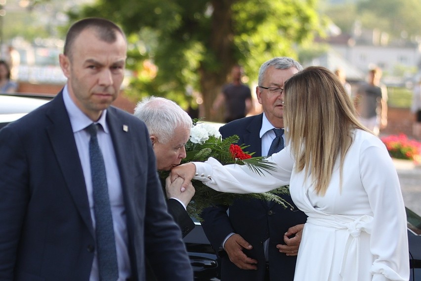 Kraków. Czołowi politycy PiS z wizytą na Wawelu. Przybyli na miesięcznicę pogrzebu Lecha i Marii Kaczyńskich ZDJĘCIA