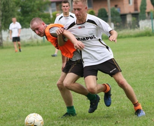 W Kępiu Zaleszańskim piłkarze Kempusa (w białych koszulkach) przegrali z rywalami z Ludowego Zespołu Sportowego Zabrnie.