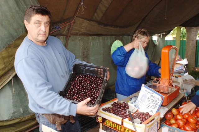 Andrzej Jerenkiewicz sprzedawał na rynku najtańsze wiśnie.