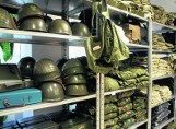 Wyprzedaż w wojsku! Czapki, kożuchy czy torby w dobrych cenach (Zobacz zdjęcia)