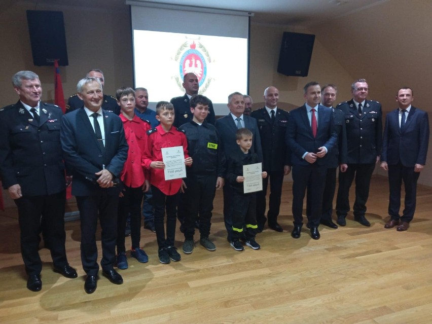 Młodzi strażacy z powiatu pińczowskiego z dofinansowaniem. Promesy wręczono w Pawłowicach. Zobaczcie zdjęcia