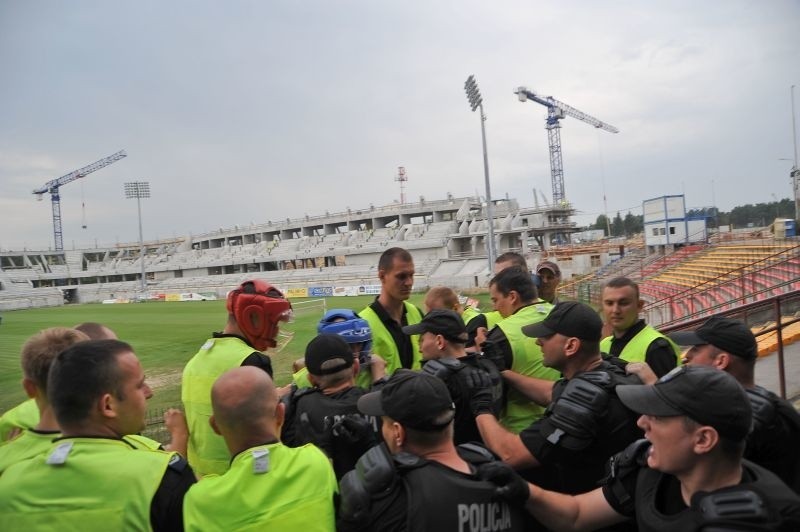 Wielka zadyma na stadionie Jagiellonii [ZDJĘCIA]. Policja vs ochroniarze 