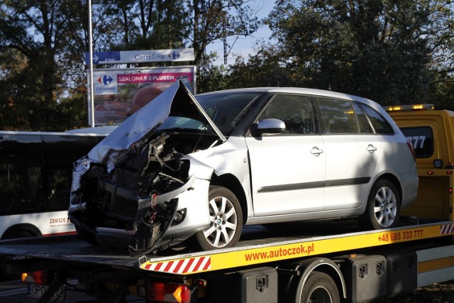 Doszło do zderzenia trzech samochodów: audi A6, skody felicii oraz forda.