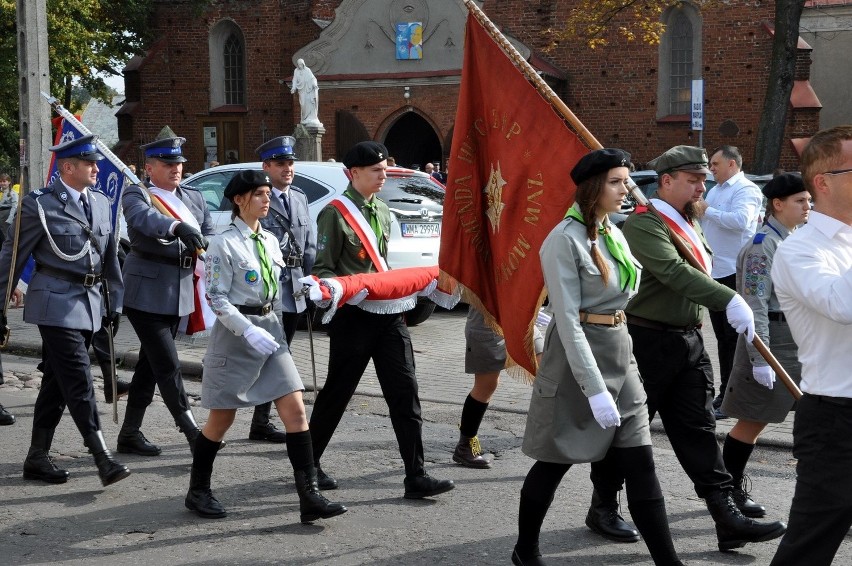 Potem orkiestra i delegacje sztandarowe przemaszerowały na...