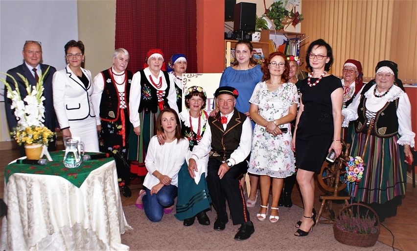 Wspólne zdjęcie uczestników Narodowego Czytania w Brodach.