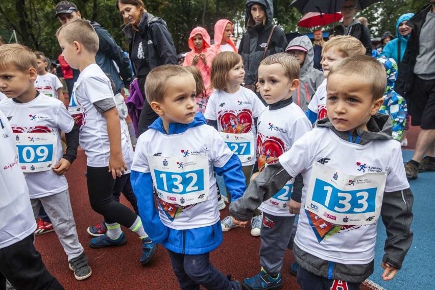 Kraków. 4. PKO Bieg Charytatywny: Wybiegali 2469 obiadów dla dzieci [ZDJĘCIA]