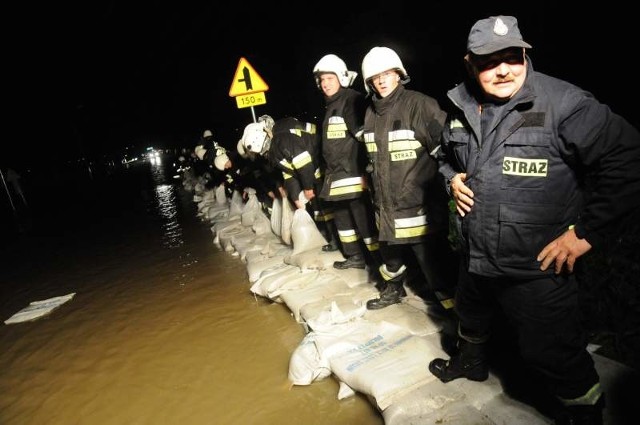 Powódź 2010 na Opolszczyźnie. Fala kulminacyjna przechodzi przez Kedzierzyn-Koźle