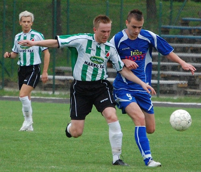 Błękitni rozegrali kolejny sparing. W walce o piłkę Łukasz Kosiba (z prawej).