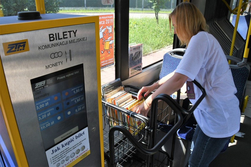 W Kielcach dzielili się książkami w miejskim autobusie (WIDEO, zdjęcia)