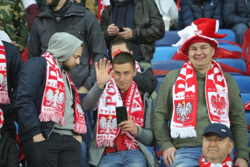 Polscy kibice na meczu barażowym ze Szwecją na Stadionie...