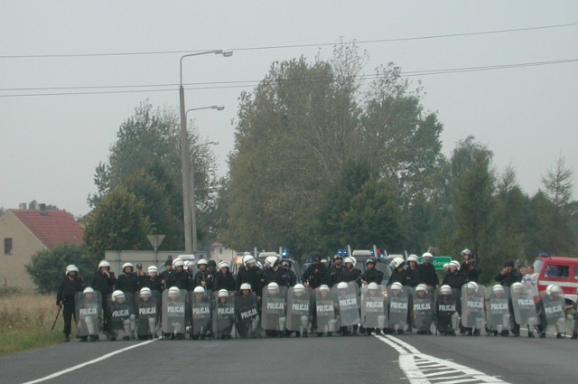 Ostrzezenia nie poskutkowaly, do akcji wkroczyl samodzielny pododdzial prewencji Komendy Wojewódzkiej Policji w Opolu. Najpierw ustawili sie na calej szerokości ulicy w zwartym szyku.