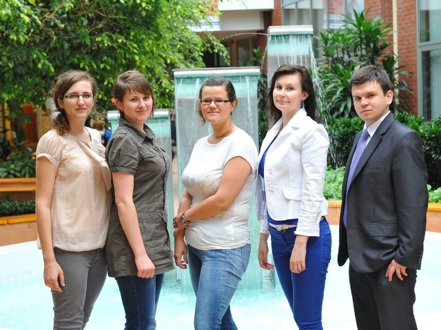 O lewej Agata Ostrowska, Ewa Maślanka, Agata Szczupak, Monika Heleniak i Dariusz Mroczka, to studeci, którzy przeprowadzili badania.