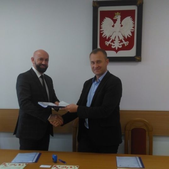 Wójt gminy Górno Przemysław Łysak (z prawej) podczas podpisania umowy z wykonawcą.