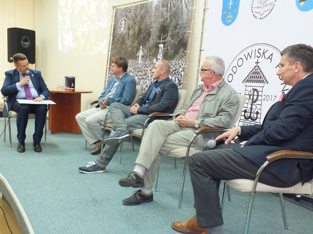 Prelegenci podczas panelu historycznego w Starostwie Powiatowym w Starachowicach