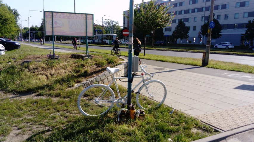Biały rower w miejscu tragicznego wypadku rowerzystki
