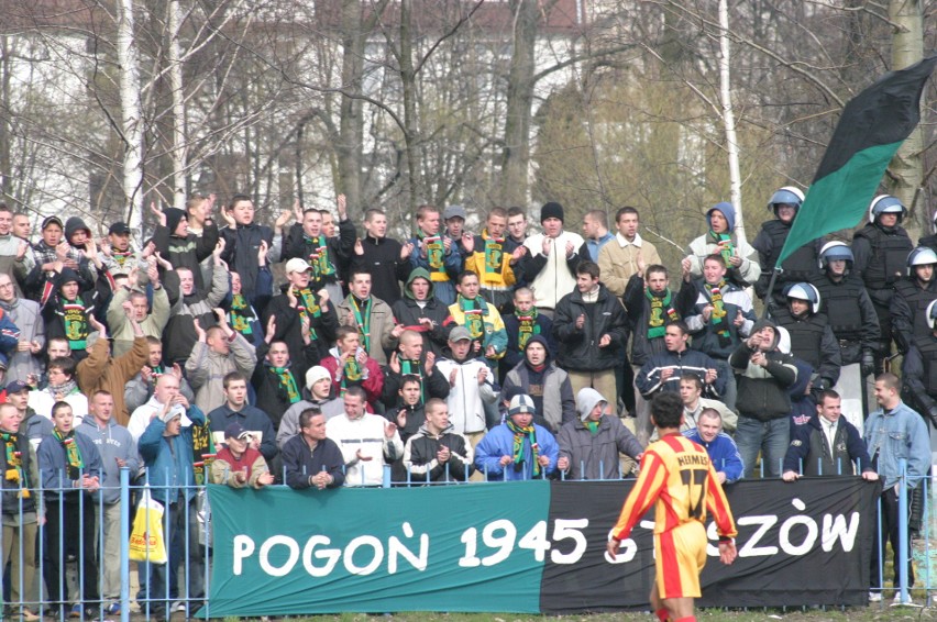 To były derby 3 ligi! Pogoń Staszów walczyła z Koroną Kielce. Mamy unikatowe zdjęcia z meczu i z trybun z kwietnia 2004 roku