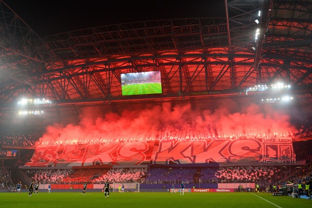 Zaprzyjaźnieni kibice ŁKS i Lecha stworzyli ciekawą oprawę na trybunach stadionu